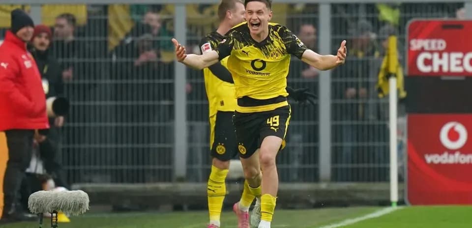 Player celebrating goal on the field for Borussia Dortmund