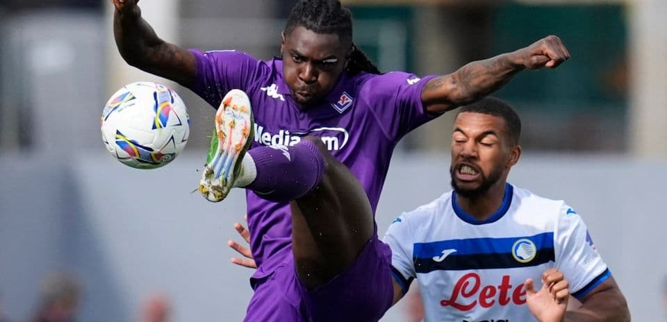 Fiorentina player kicking ball against Atalanta