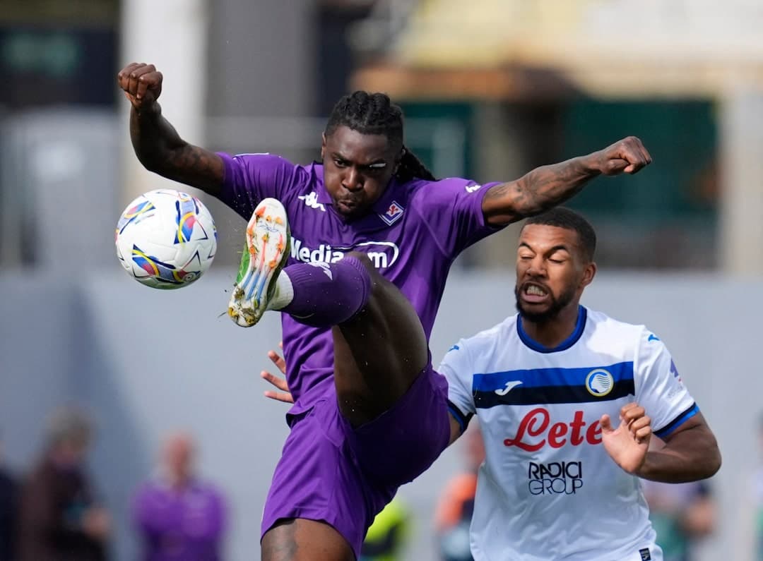 Fiorentina player kicking ball against Atalanta