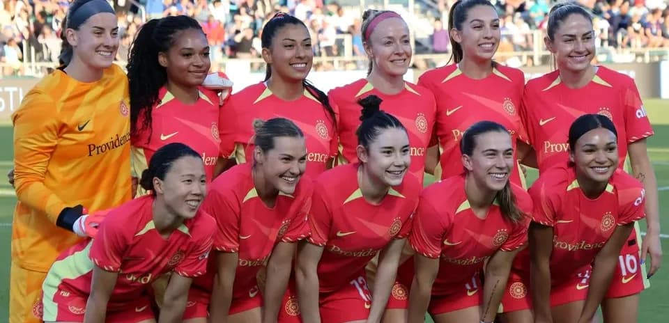 Portland Thorns W team posing for photo
