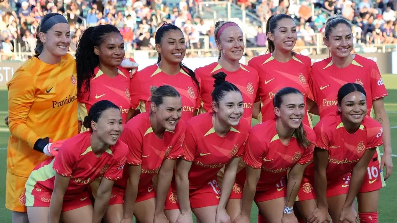 Portland Thorns W team posing for photo