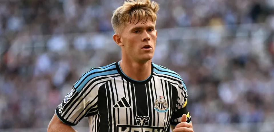 Player in Newcastle United kit during match