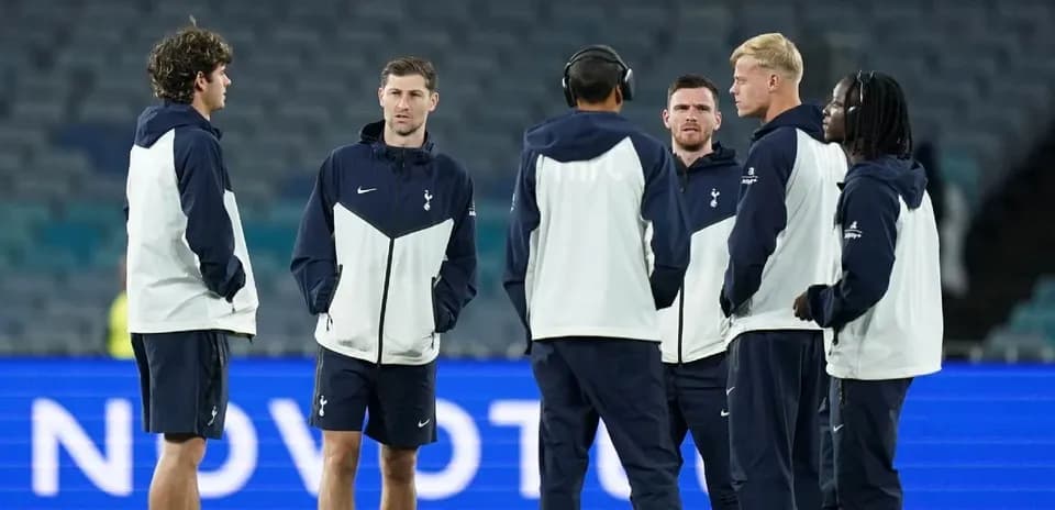 Tottenham players gathered for discussion before match