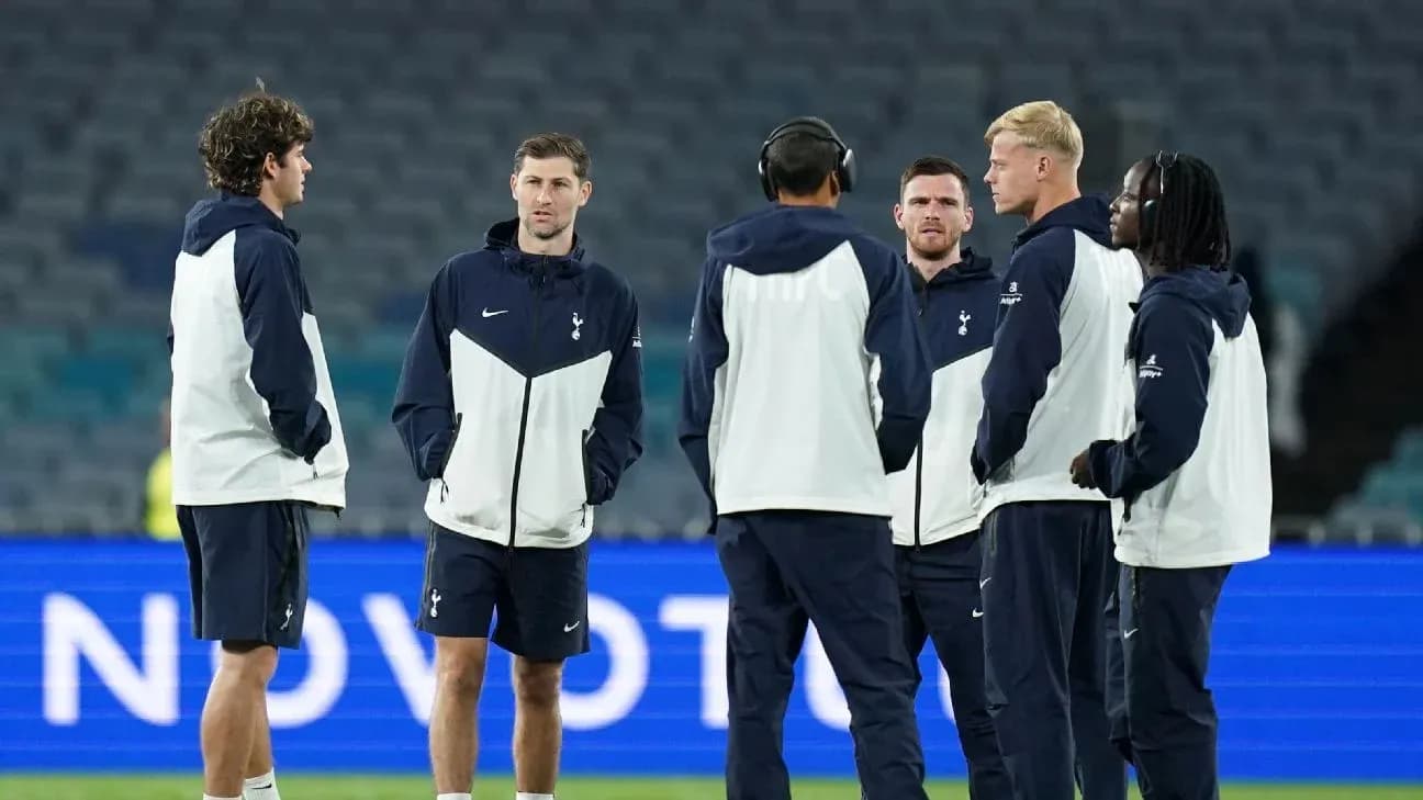 Tottenham players gathered for discussion before match