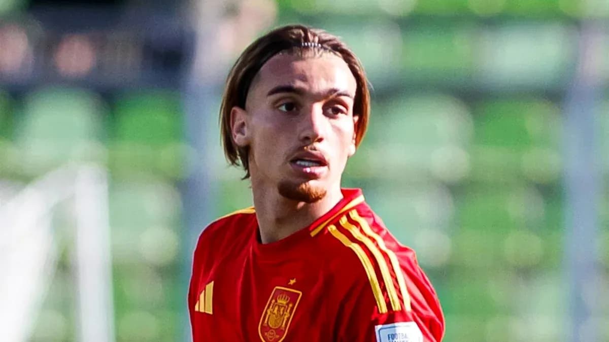 Player in Spain national team jersey on field