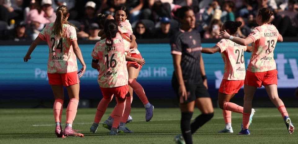 Portland Thorns players celebrating a goal