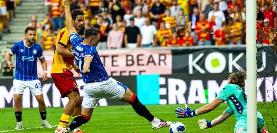 Player attempting to score during Jagiellonia match