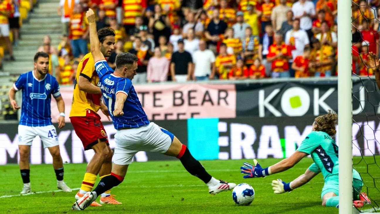 Player attempting to score during Jagiellonia match
