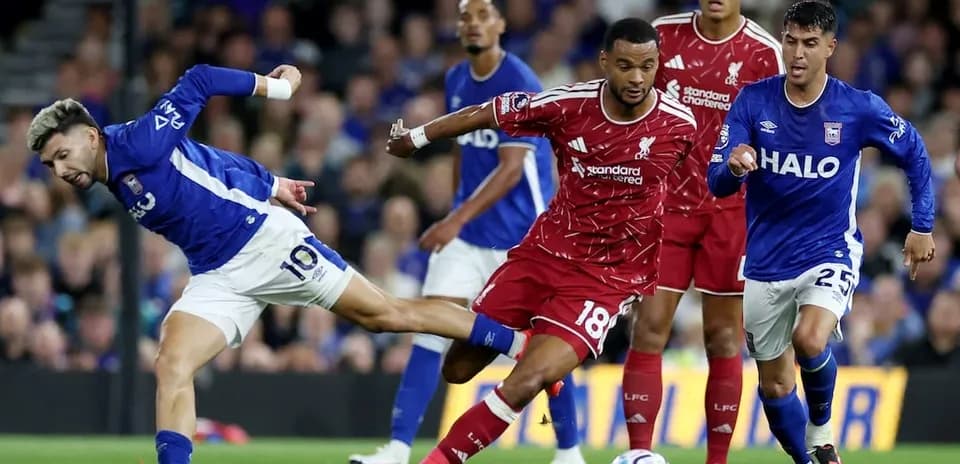 Ipswich and Liverpool players competing for the ball