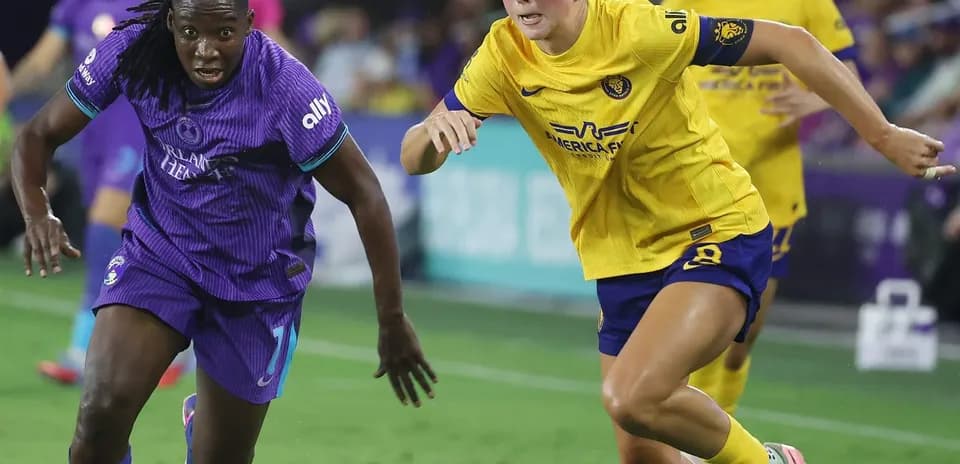 Orlando Pride player chasing Houston Dash player