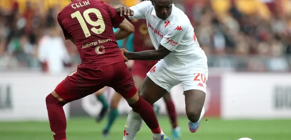 Two players competing for the ball in Serie A