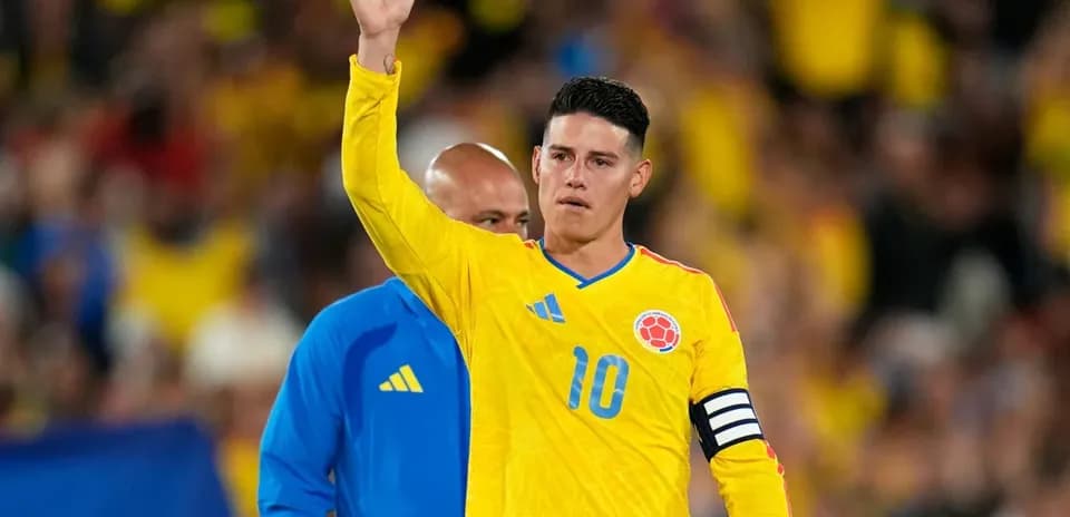Player in yellow jersey waving to the crowd