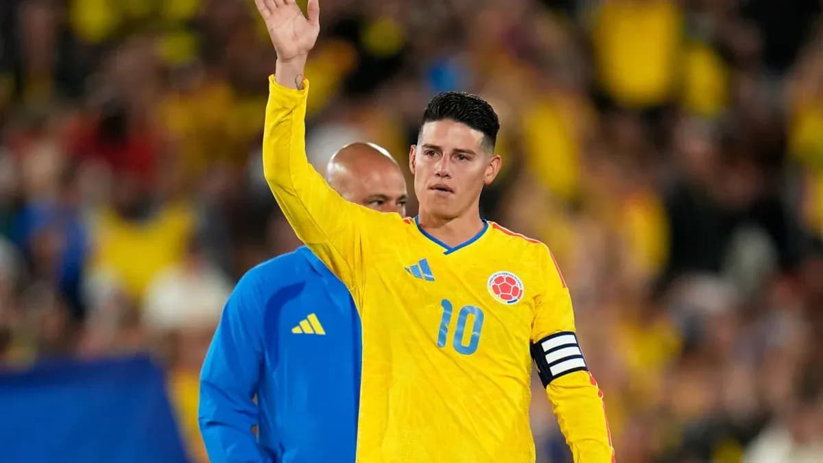 Player in yellow jersey waving to the crowd
