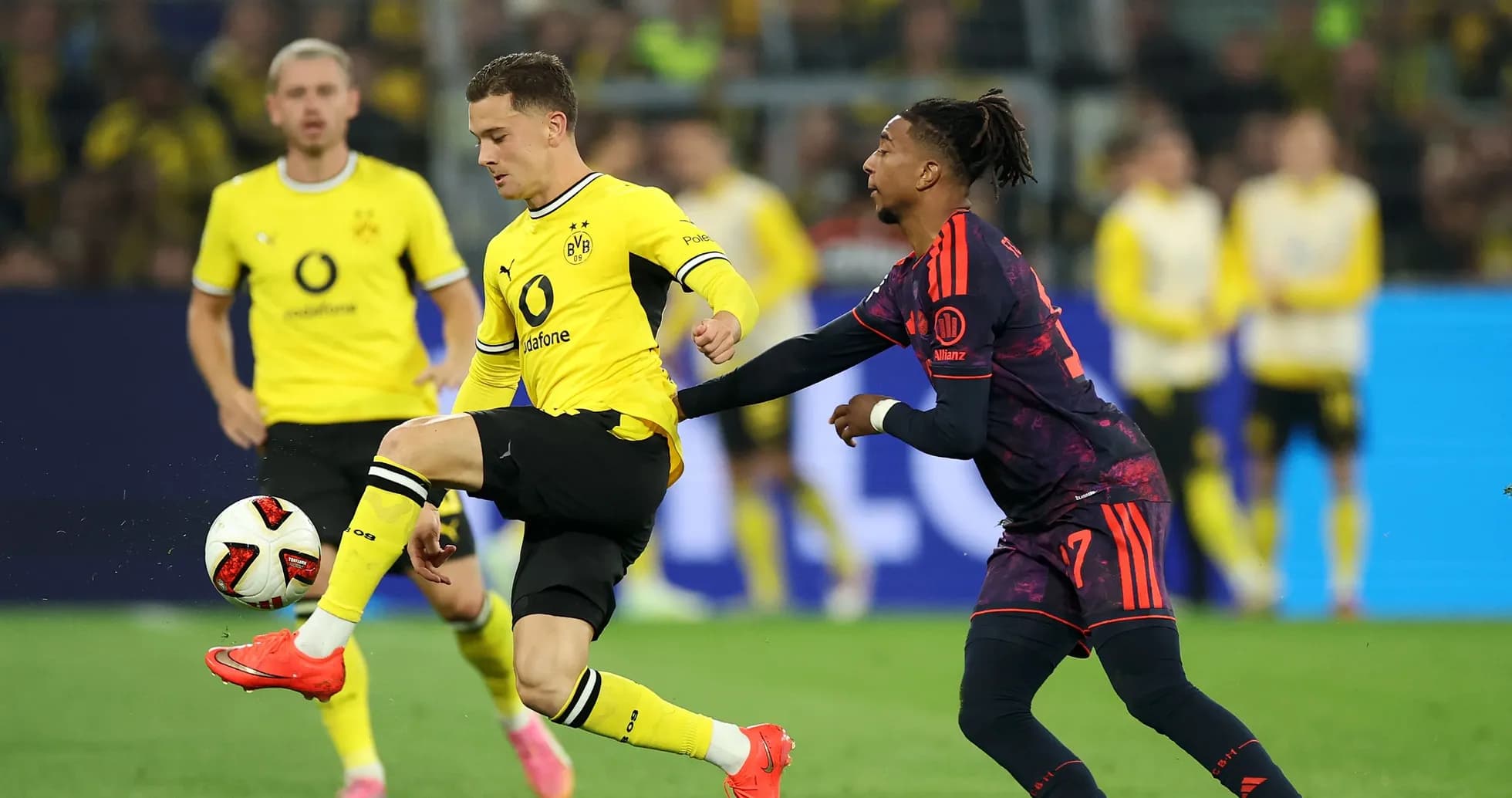 Borussia Dortmund player dribbling past opponent during match