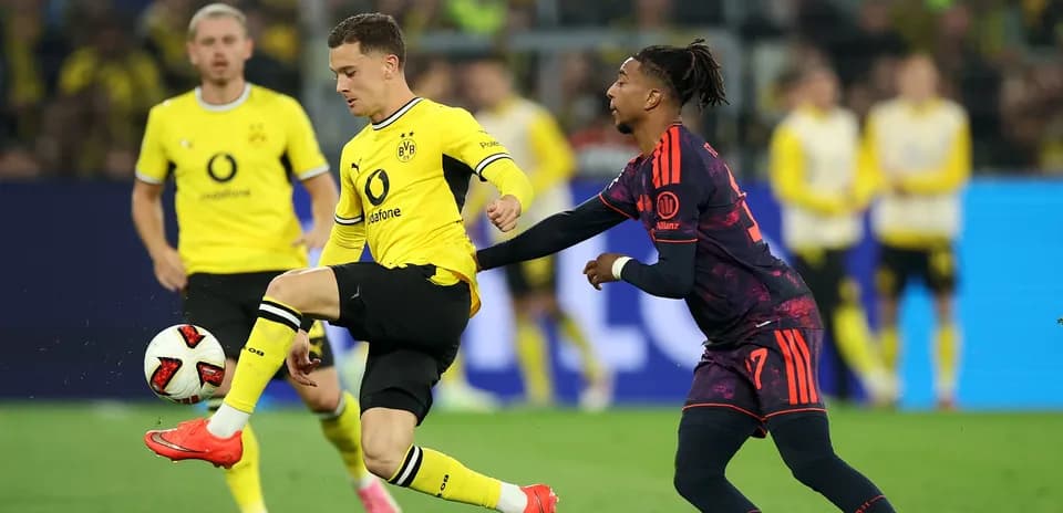 Borussia Dortmund player dribbling past opponent during match
