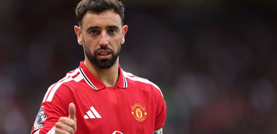 Bruno Fernandes giving thumbs up in Manchester United kit