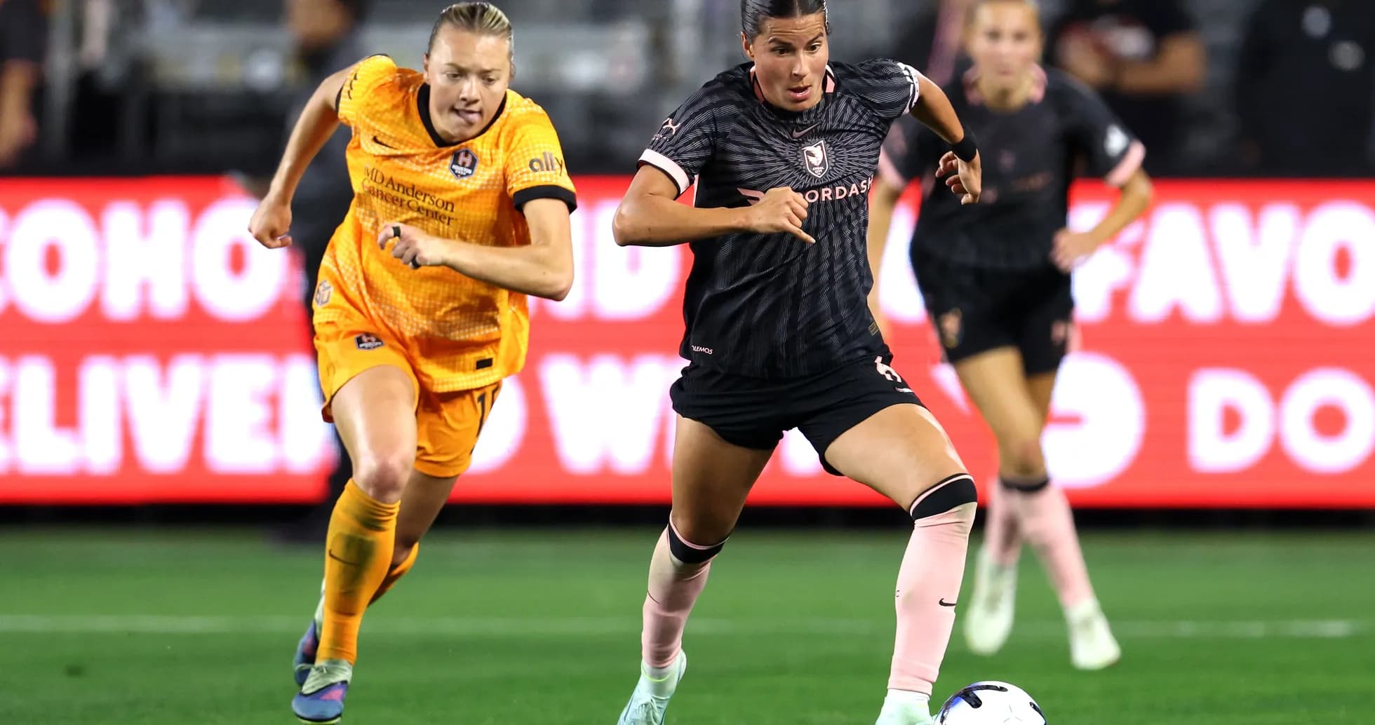 Houston Dash player dribbling the ball against Angel City
