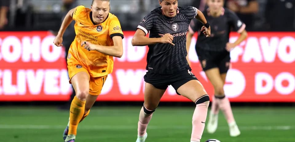 Houston Dash player dribbling the ball against Angel City