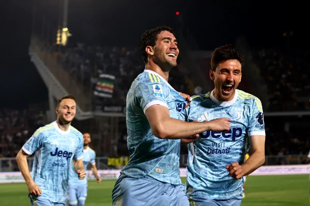 Juventus players celebrating a goal during match
