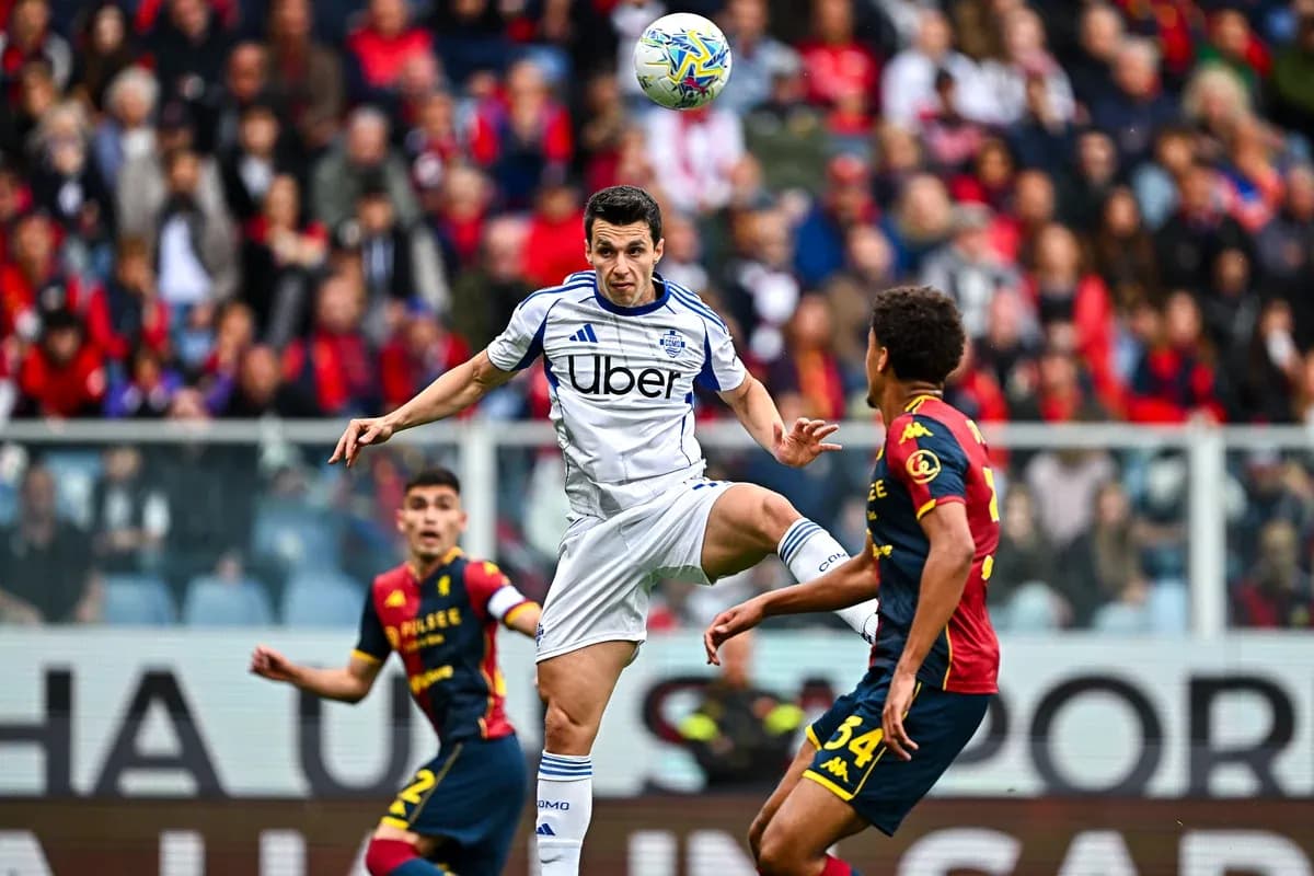Player kicking ball during Genoa vs Como match Player kicking ball during Genoa vs Como match