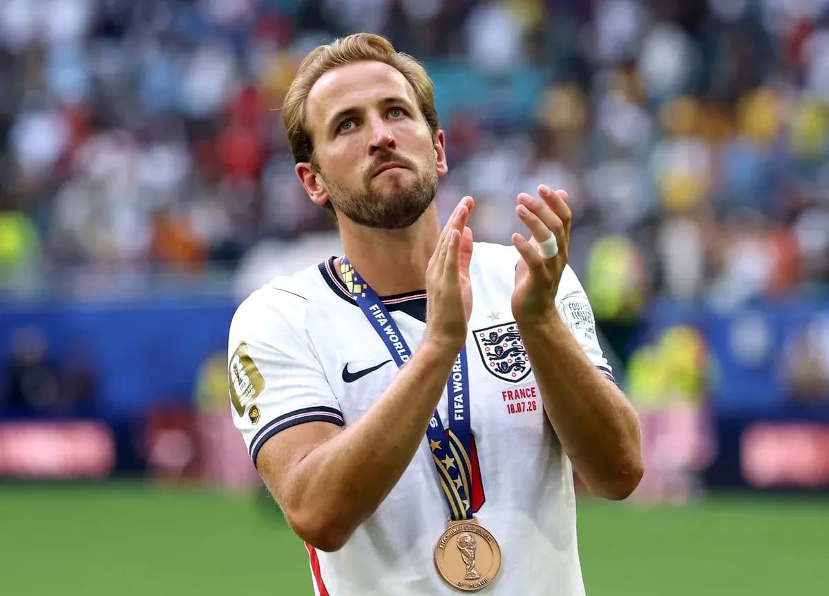 Player applauding with bronze medal after match Player applauding with bronze medal after match