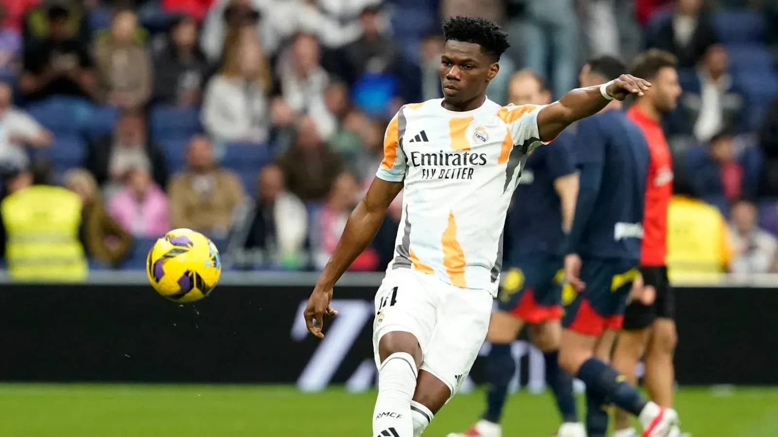 Player in Real Madrid kit passing the ball Player in Real Madrid kit passing the ball