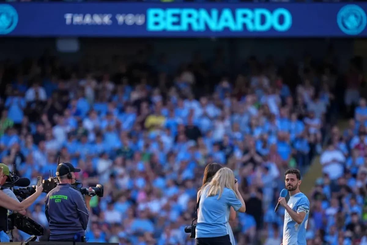 Bernardo Silva speaking to fans at farewell event Bernardo Silva speaking to fans at farewell event