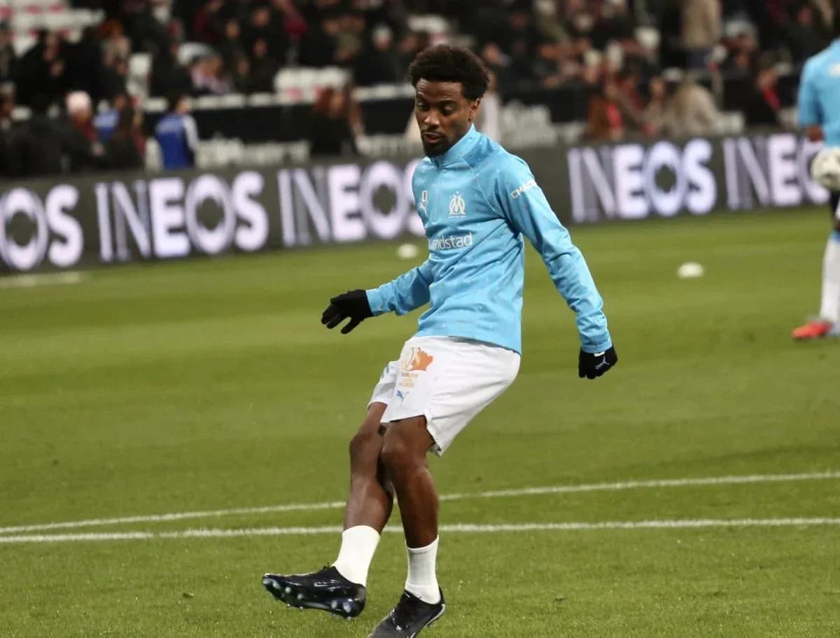 Player warming up in Marseille training kit Player warming up in Marseille training kit