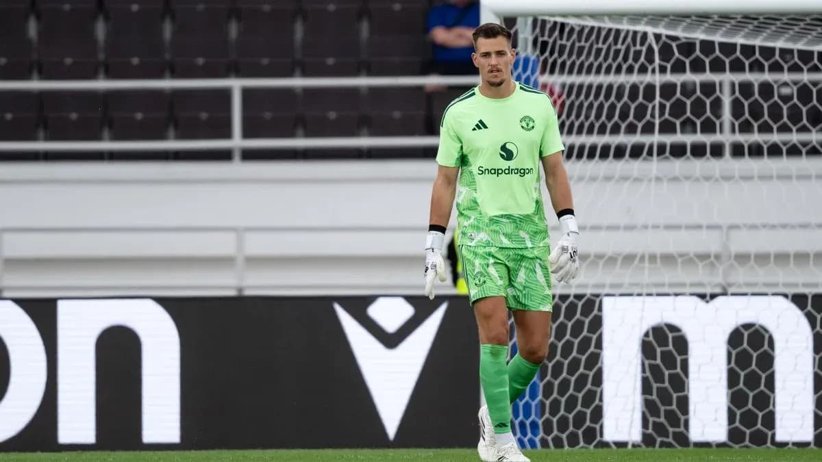 Goalkeeper in green uniform during match Goalkeeper in green uniform during match