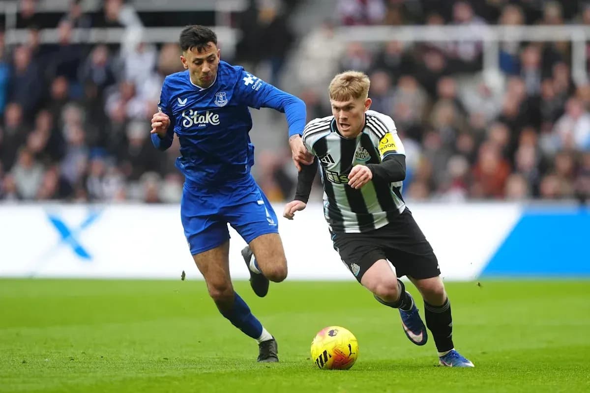 Newcastle player sprinting with ball, Everton defender close Newcastle player sprinting with ball, Everton defender close