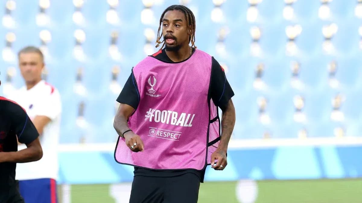 Player training in pink vest during warm-up session Player training in pink vest during warm-up session