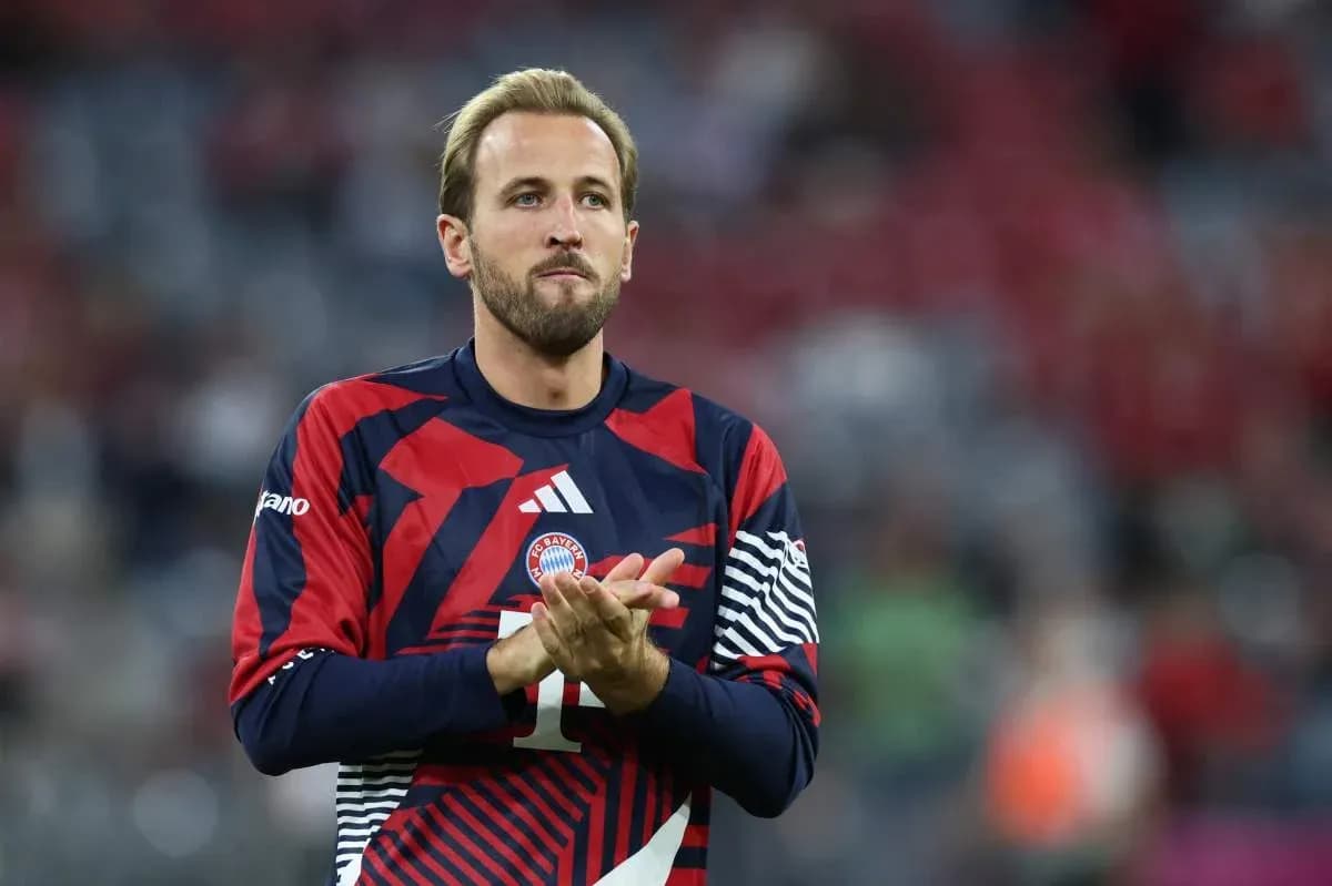 Player in Bayern Munich jersey clapping on field Player in Bayern Munich jersey clapping on field