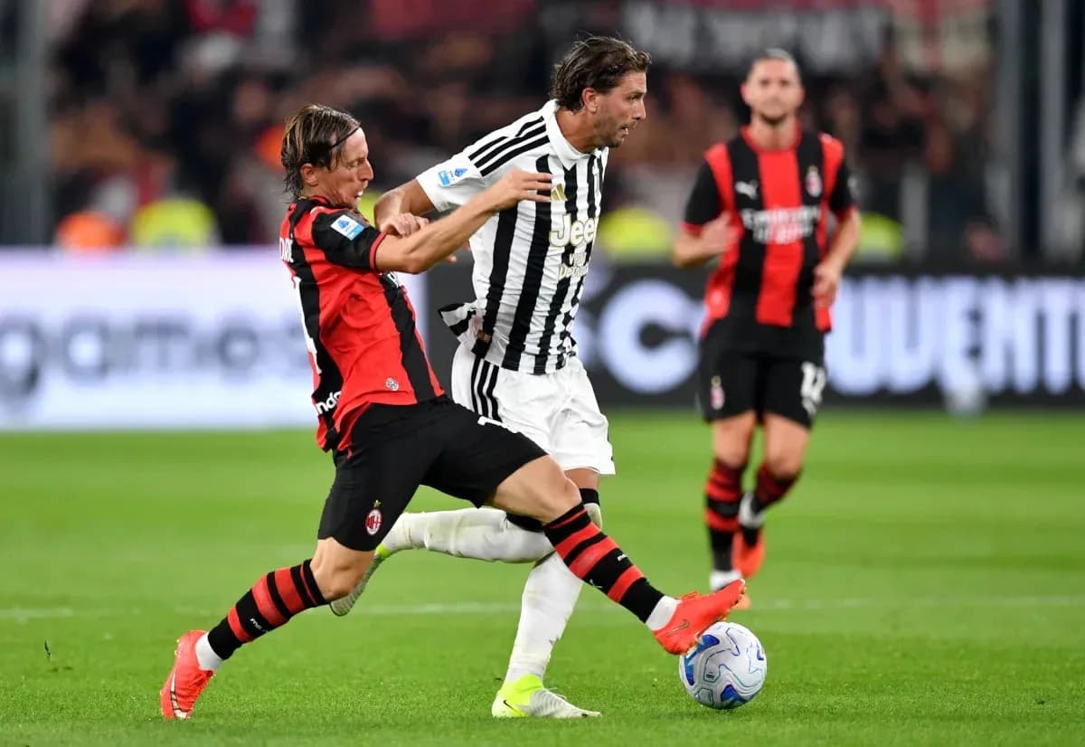 Player from AC Milan tackling Juventus player during match Player from AC Milan tackling Juventus player during match