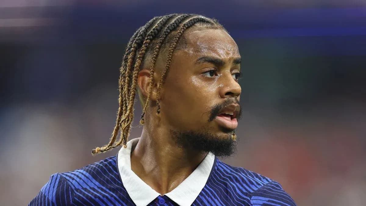 Player with braided hair during a match Player with braided hair during a match