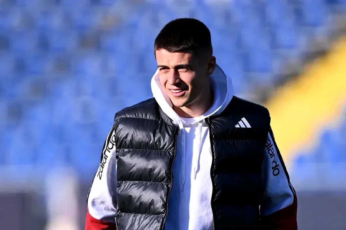 Player wearing a puffy vest at stadium Player wearing a puffy vest at stadium