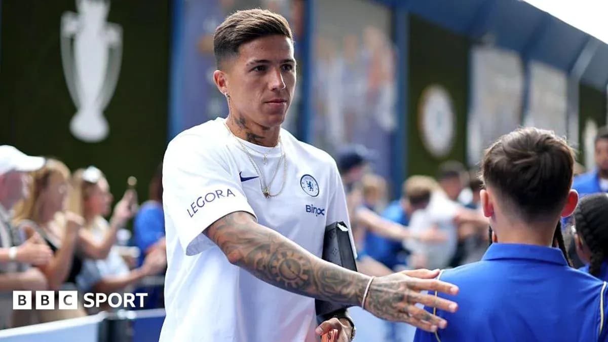 Player greeting fans at Chelsea event Player greeting fans at Chelsea event