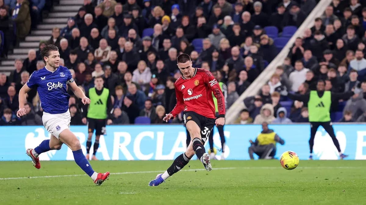 Everton player challenges Manchester United player Everton player challenges Manchester United player