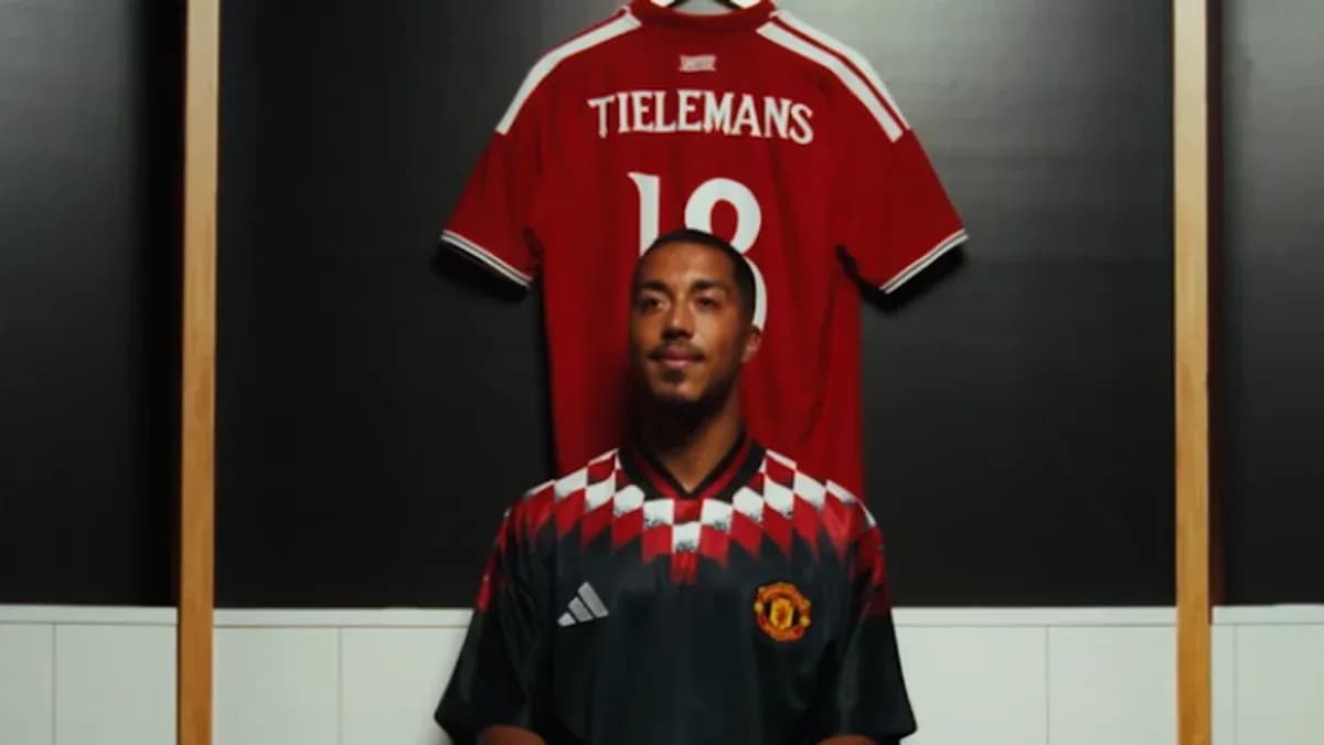 Player in Manchester United jersey with red shirt behind Player in Manchester United jersey with red shirt behind