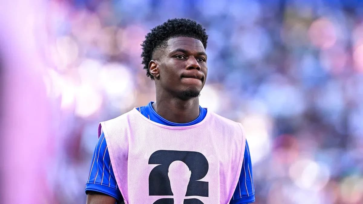 Player wearing training bib on the sidelines Player wearing training bib on the sidelines