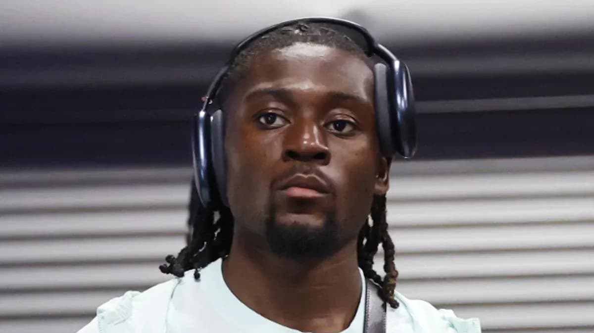 Player wearing headphones while entering venue Player wearing headphones while entering venue