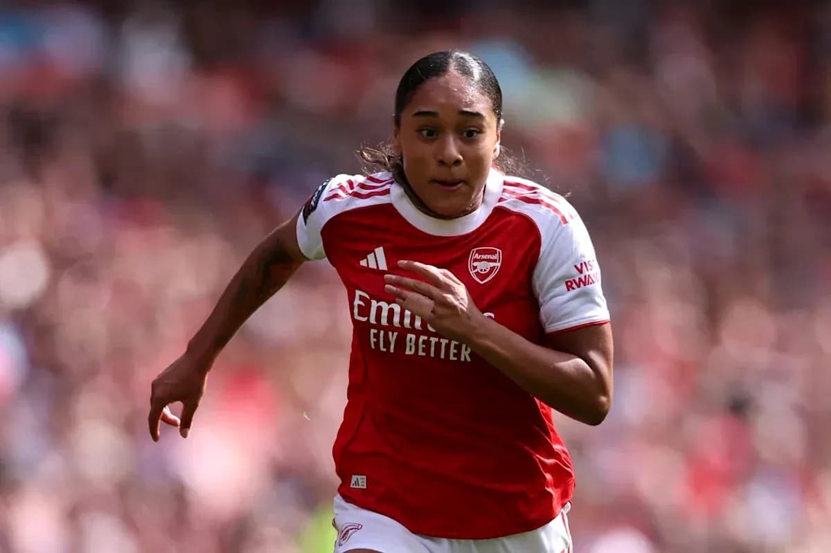 Player sprinting during an Arsenal match Player sprinting during an Arsenal match