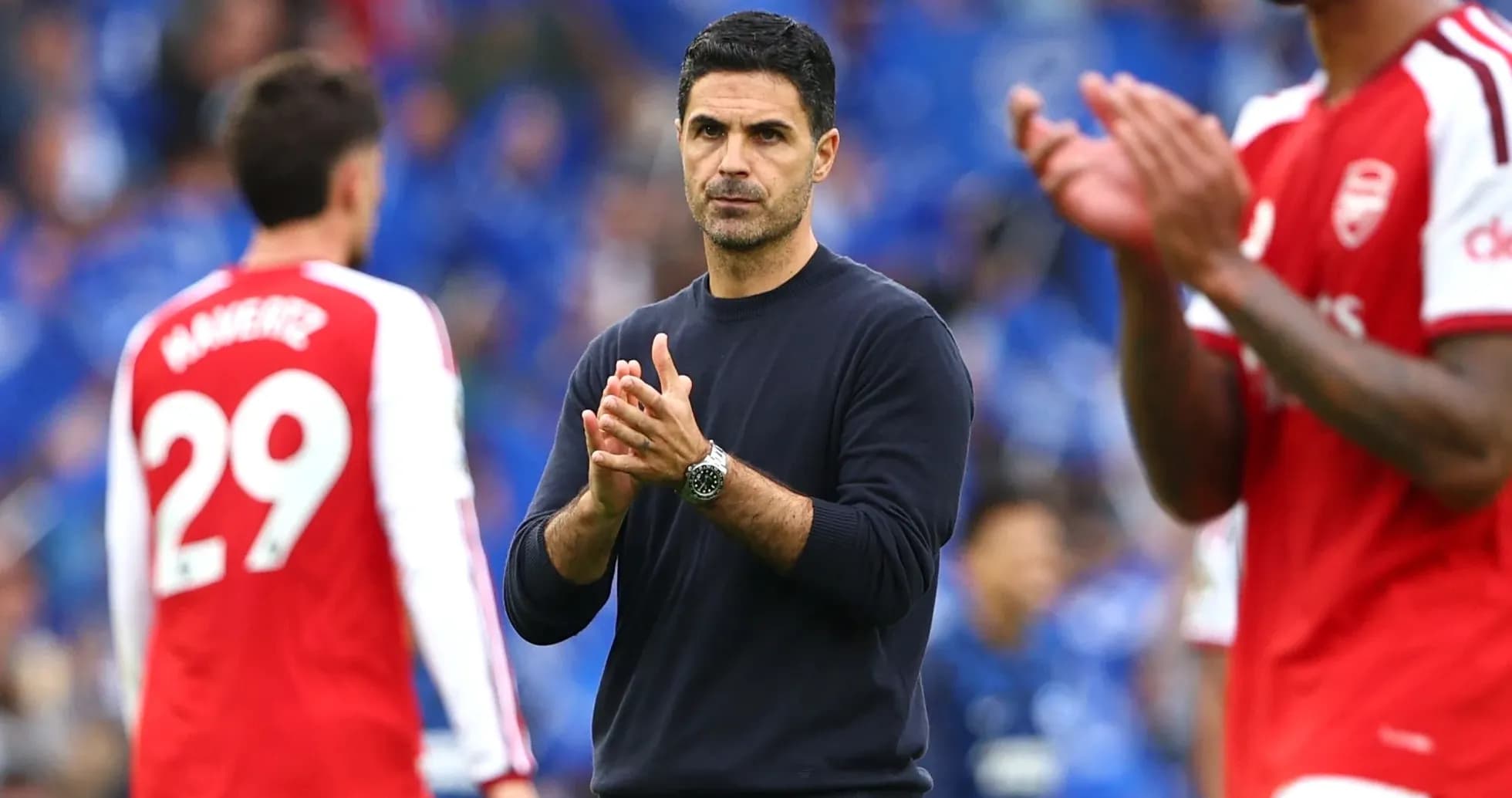 Manager clapping with players in Arsenal kit Manager clapping with players in Arsenal kit