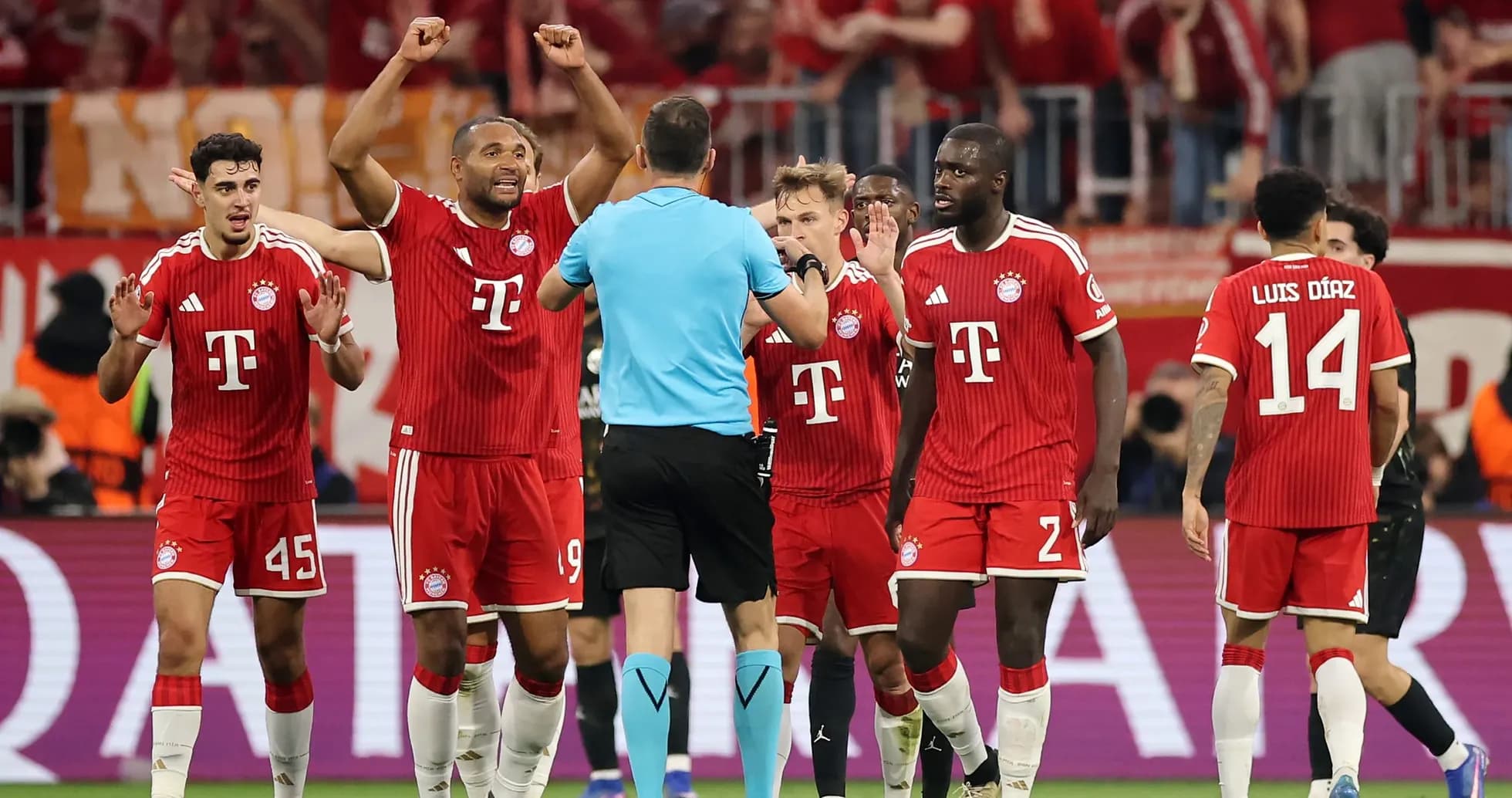 Bayern München players discussing with the referee Bayern München players discussing with the referee
