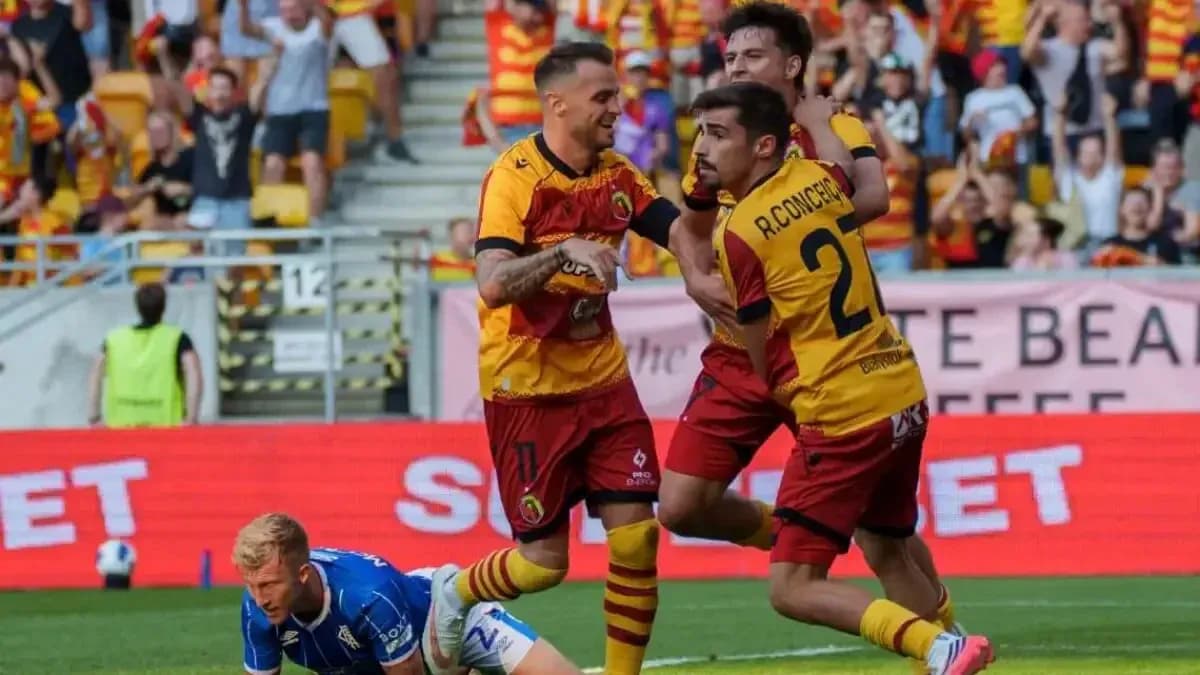 Jagiellonia players celebrating a goal Jagiellonia players celebrating a goal