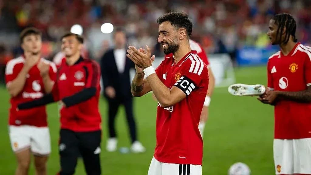 Bruno Fernandes celebrating with teammates after match Bruno Fernandes celebrating with teammates after match