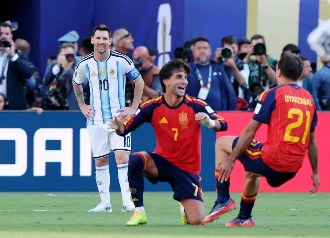 Messi watching Spain players on the ground Messi watching Spain players on the ground