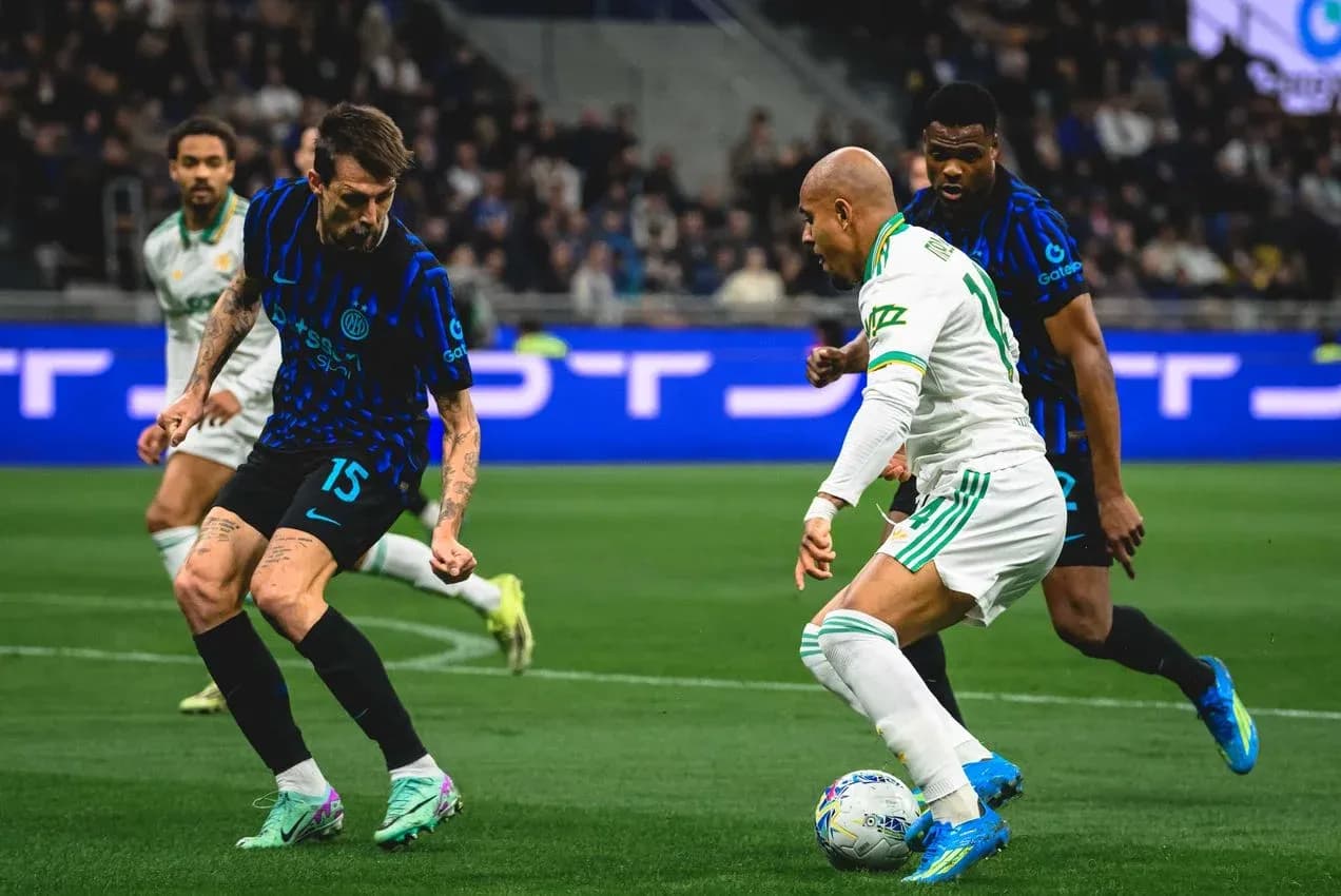 AS Roma player dribbling against Inter defenders AS Roma player dribbling against Inter defenders