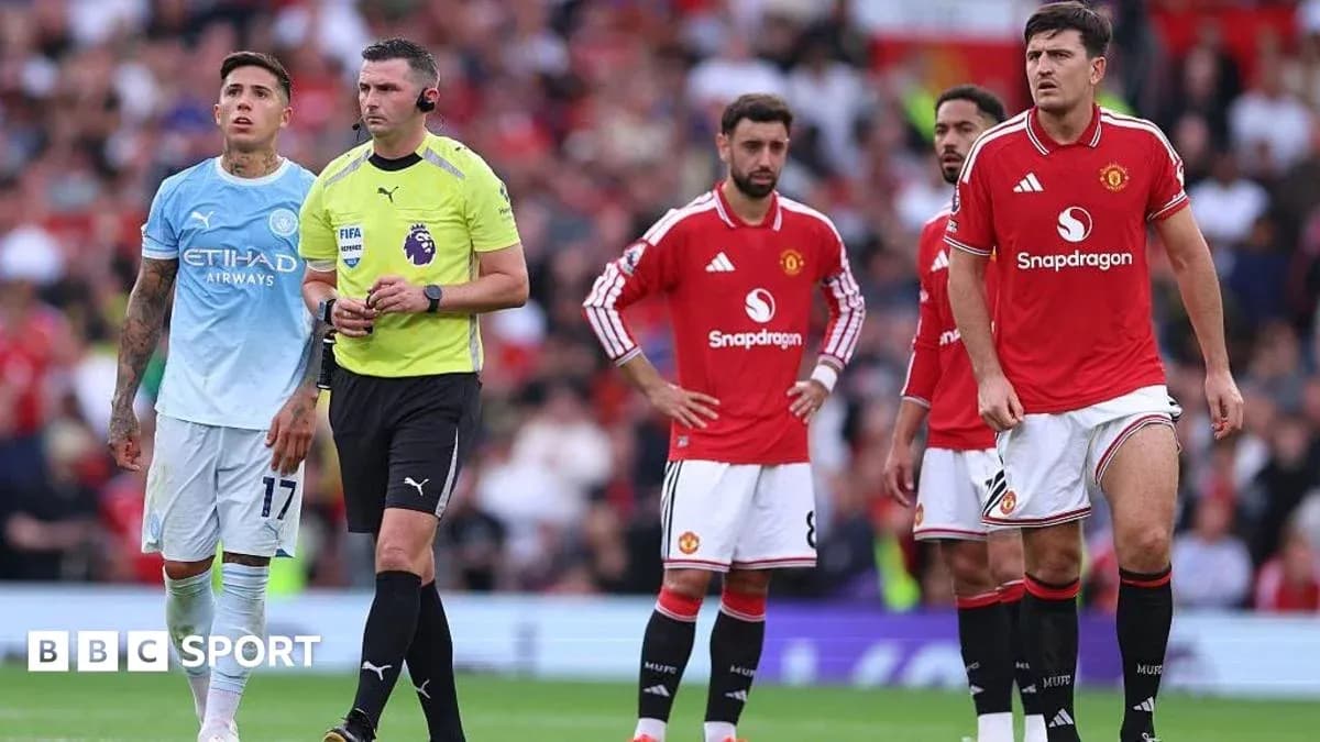 Players from Manchester City and Manchester United on field Players from Manchester City and Manchester United on field