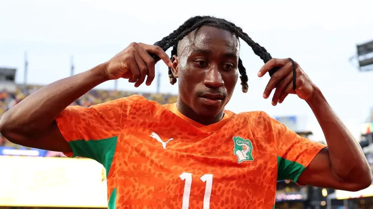 Player adjusting his hair during a match Player adjusting his hair during a match