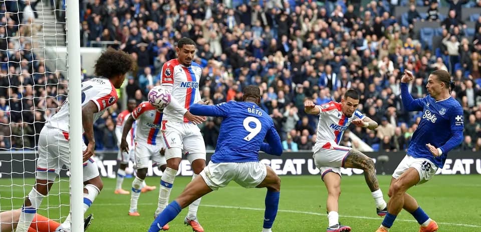 Crystal Palace players defending against Everton attack Crystal Palace players defending against Everton attack
